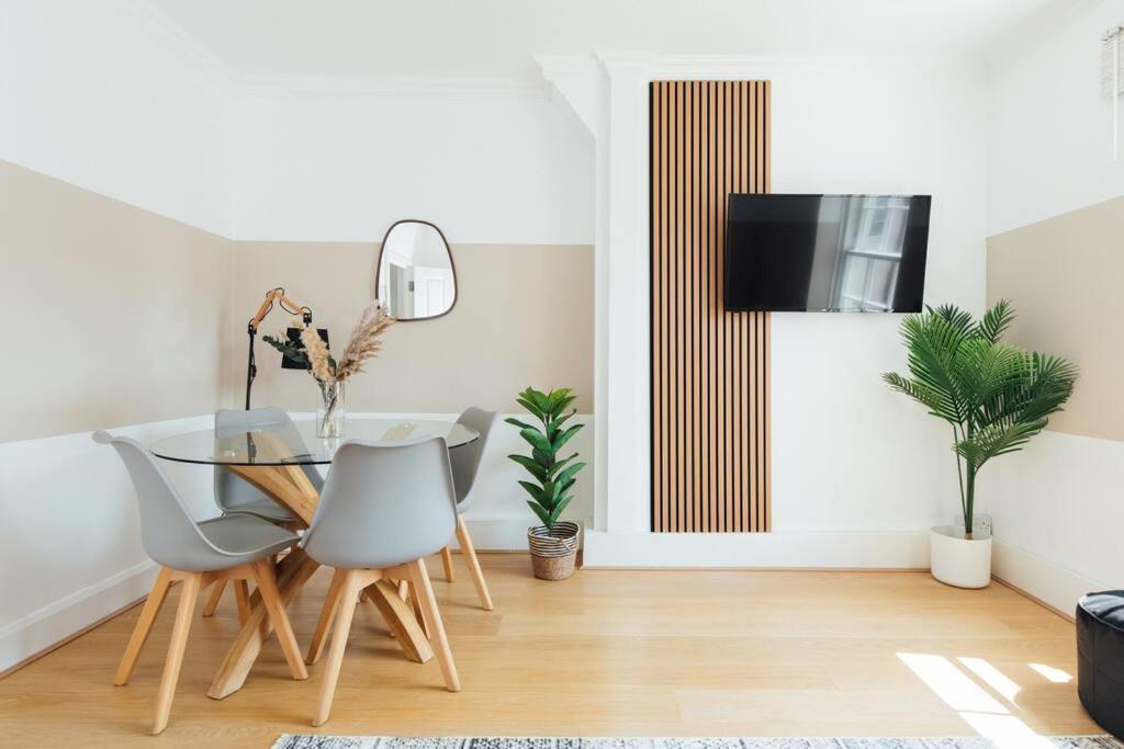 Charming 2 Bedroom Flat In The Heart Of Kings Cross, Londra Esterno foto